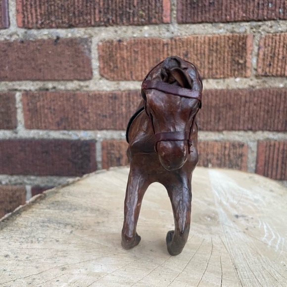 Vintage 8” Leather Wrapped Kneeling Horse Figurine, With Reins & Saddle - Picture 12 of 16